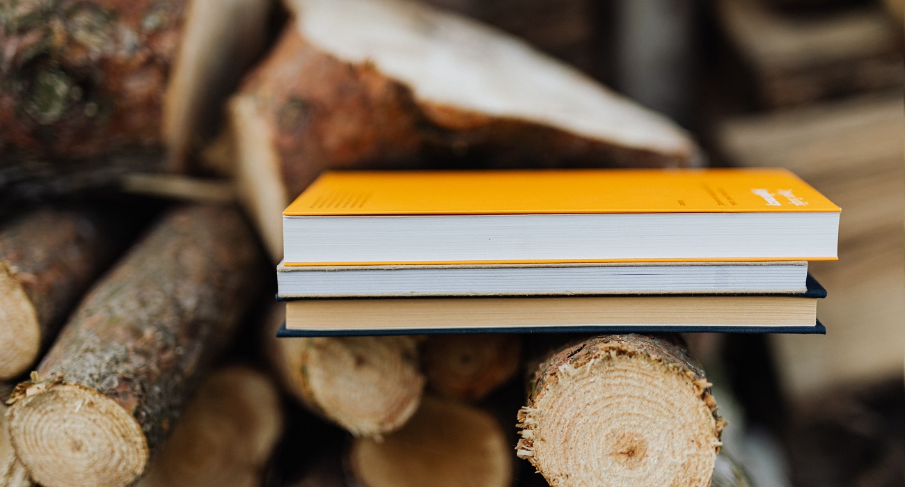 Resourceful books appear on logs, photo by Karolina Grabowska